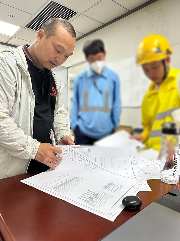 環(huán)瑞電伴熱技術(shù)人員和客戶(hù)交流方案